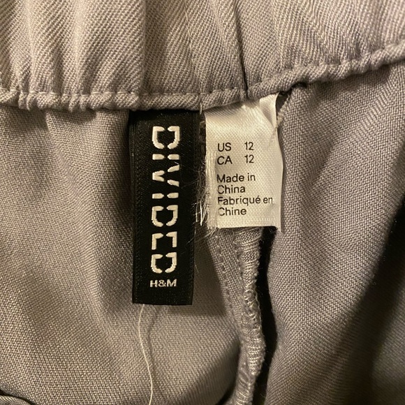 H&M Light Grey Trousers with Chain - Picture 6 of 7